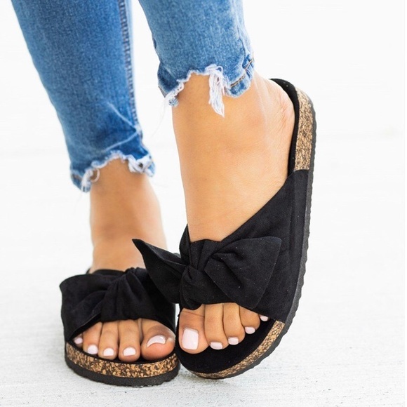 Cute black bow slip on size 6 - Picture 2 of 3